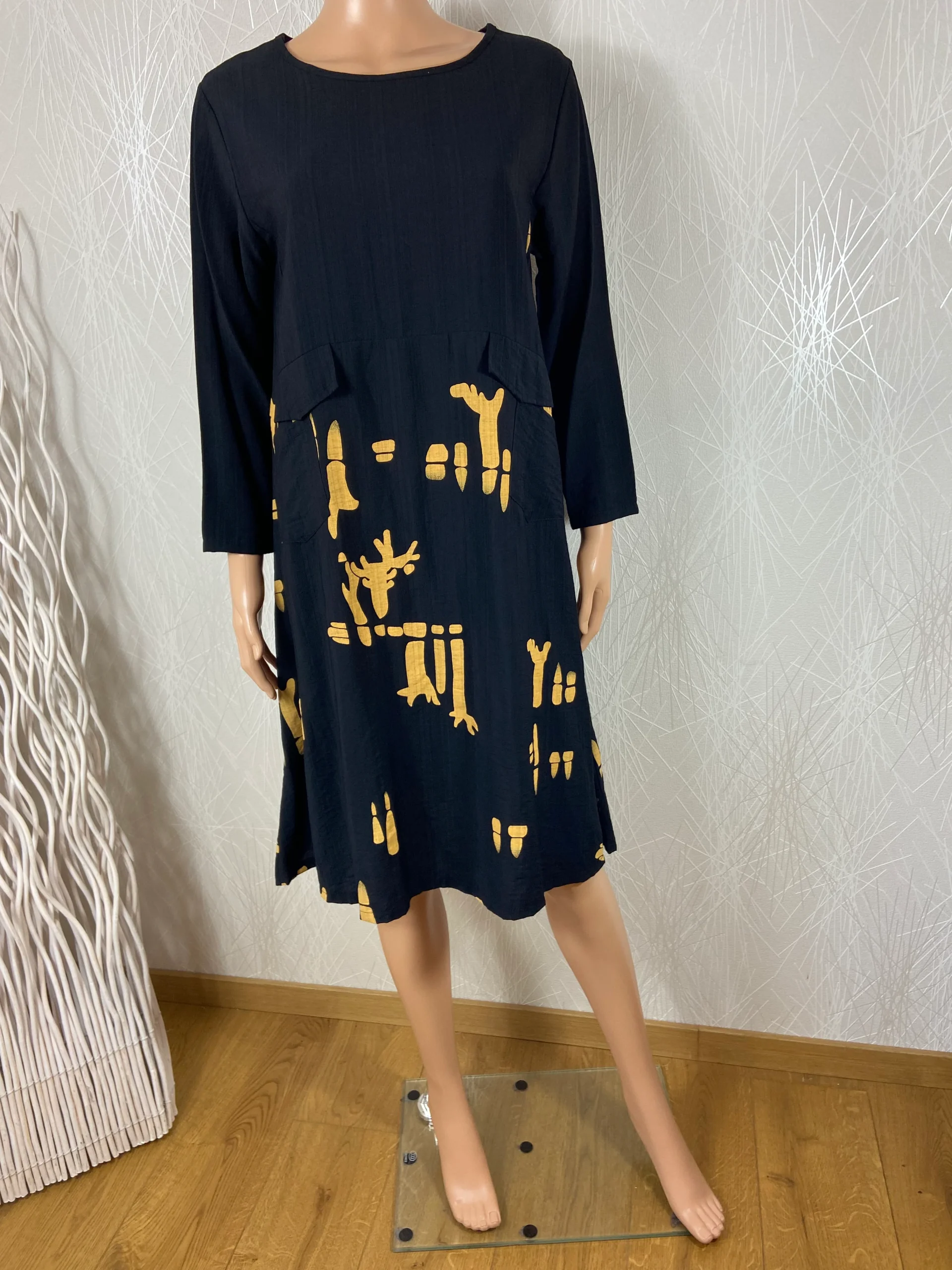 Robe noire et or manches 3/4 coupe un peu évasée Neslay – Image 2