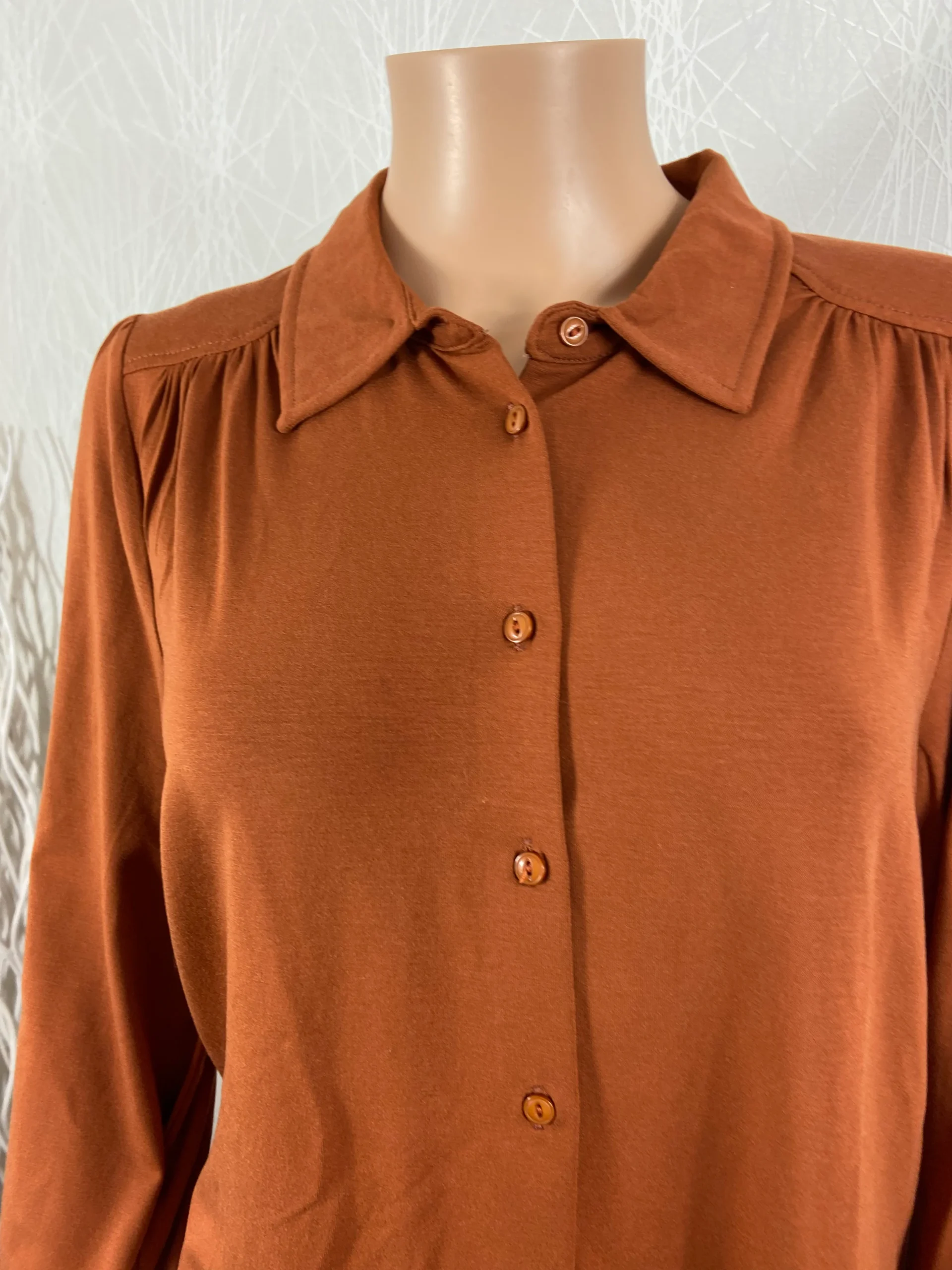 Blouse boutons jeux de plis brun orangé modèle Carina Ecovero Light King Louie – Image 3