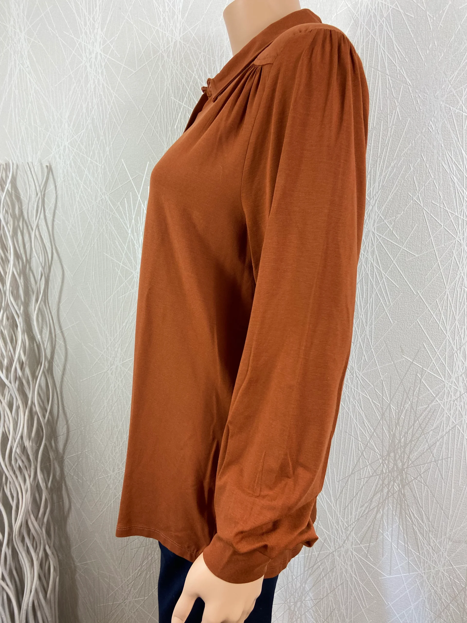 Blouse boutons jeux de plis brun orangé modèle Carina Ecovero Light King Louie – Image 4