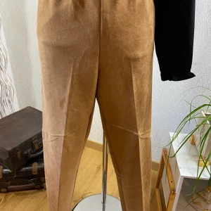 Pantalon stretch en suédine de la marque One O One